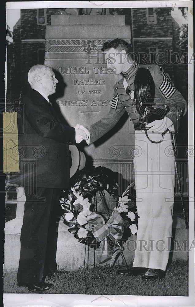 1953 Press Photo West Point Graduates Hodges Barton Shaking Hands Memorial - Historic Images