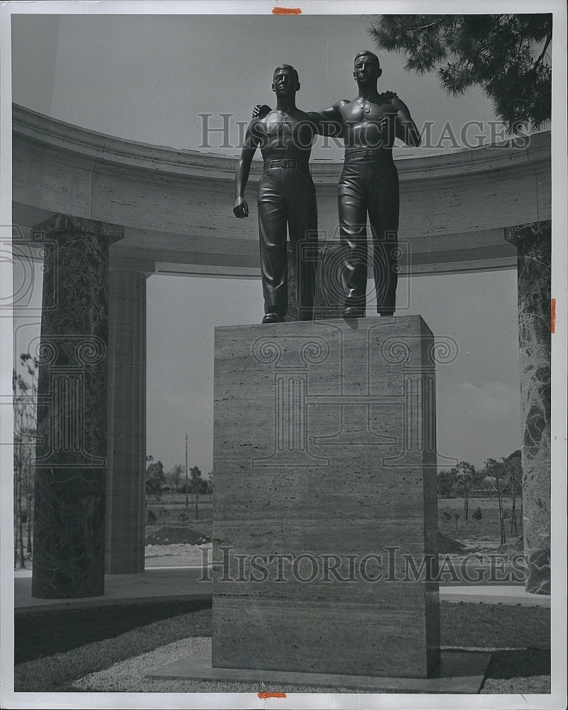 1959 Press Photo Sicily-Rome American Cemetery Memorial Statue Brothers In Arms - Historic Images