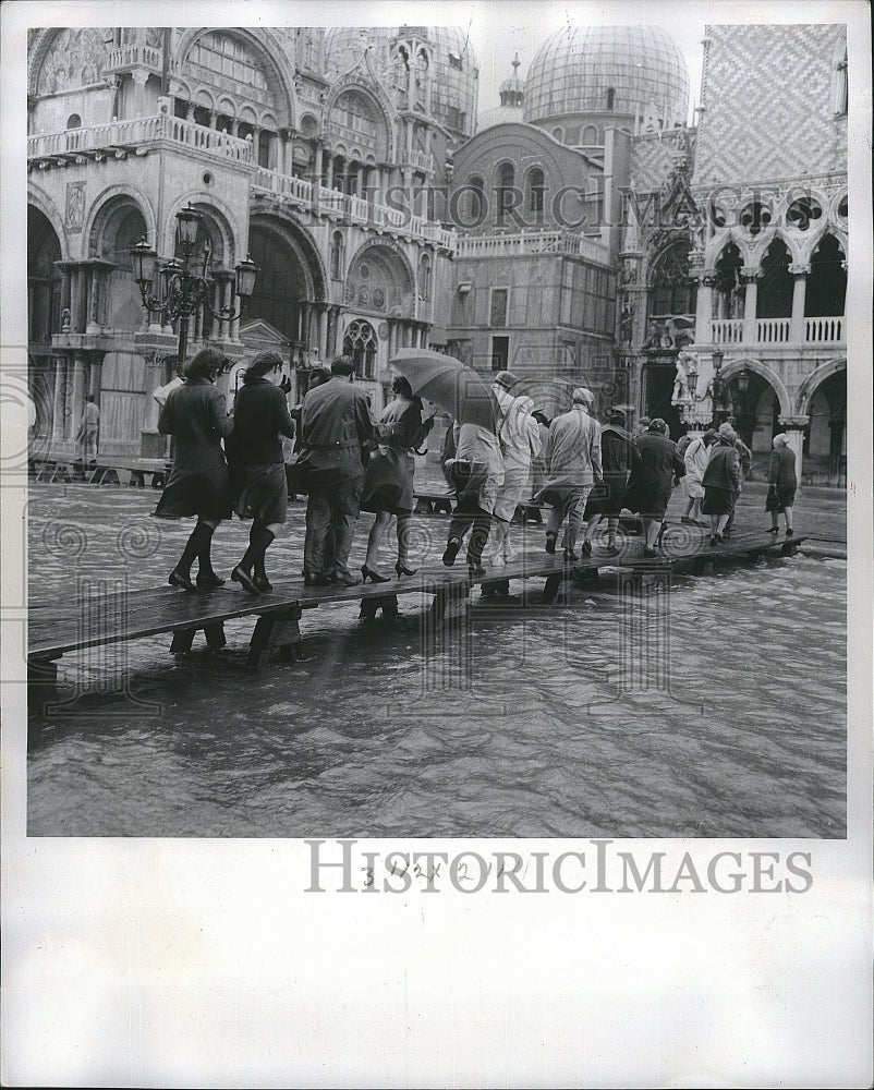 1965 Press Photo St. Mark&#39;s Square In Venice Flooded People Walking Boardwalk - Historic Images