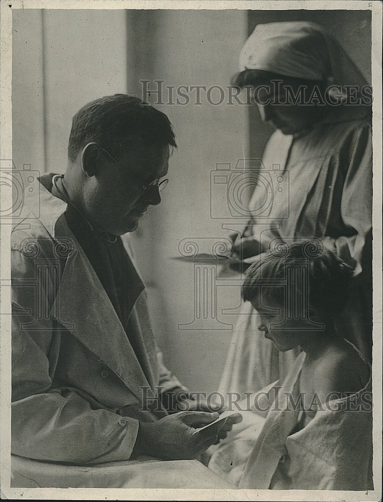 1918 Press Photo American Red Cross Dispensary Paris Doctor Treating Child - Historic Images
