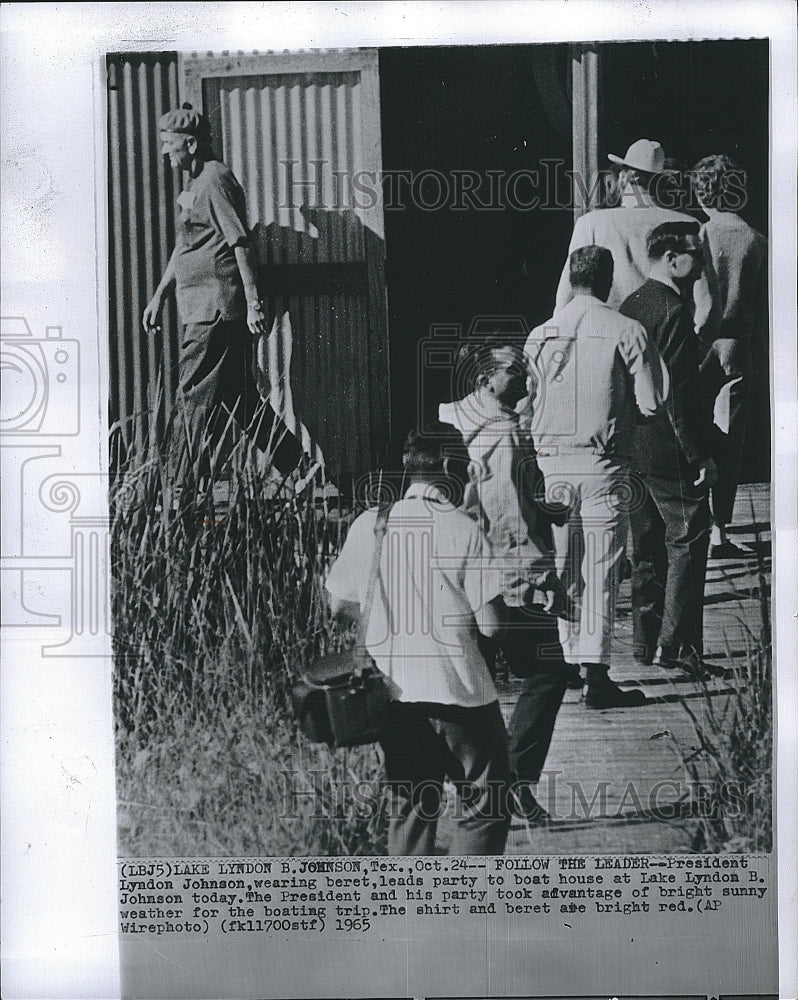 1965 Press Photo President Lyndon B. Johnson at Texas Lake Boat House - Historic Images