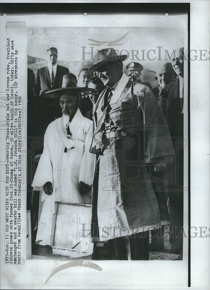 1966 Press Photo President Lyndon B. Johnson, Korean Farmer Near Seoul - Historic Images