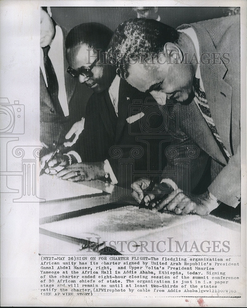 1963 Press Photo Gamal Abdel Nasser, Maurice Yameogo Sign African Unity Charter - Historic Images