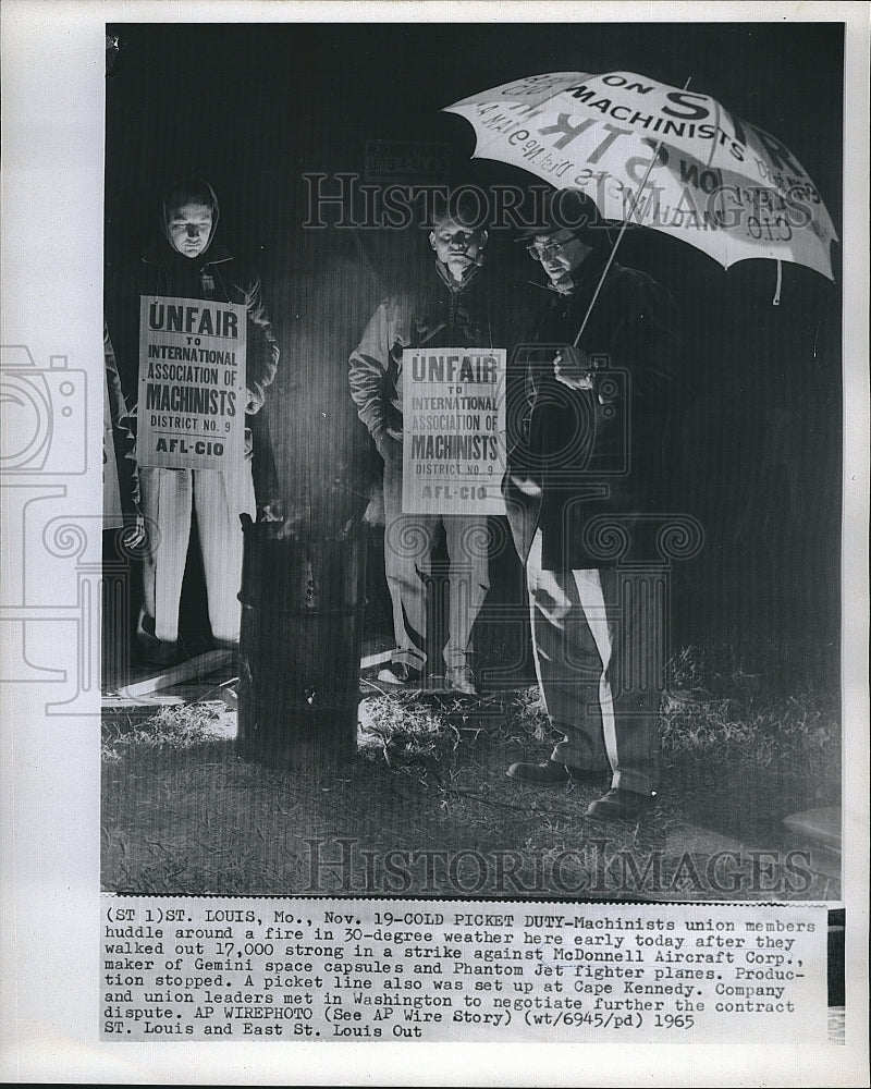 1965 Press Photo Machinist Union Members strike against McDonnell Aircraft Corp. - Historic Images