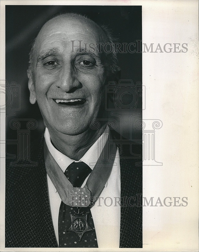 1986 Press Photo Anthony Casamento receives Medal of Honor - Historic Images