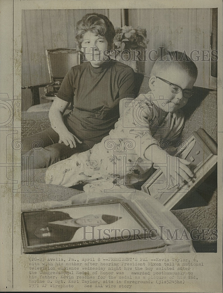 1971 Press Photo Son, Kevin, and widow of Marine S. Sgt. Karl Taylor with medal. - Historic Images