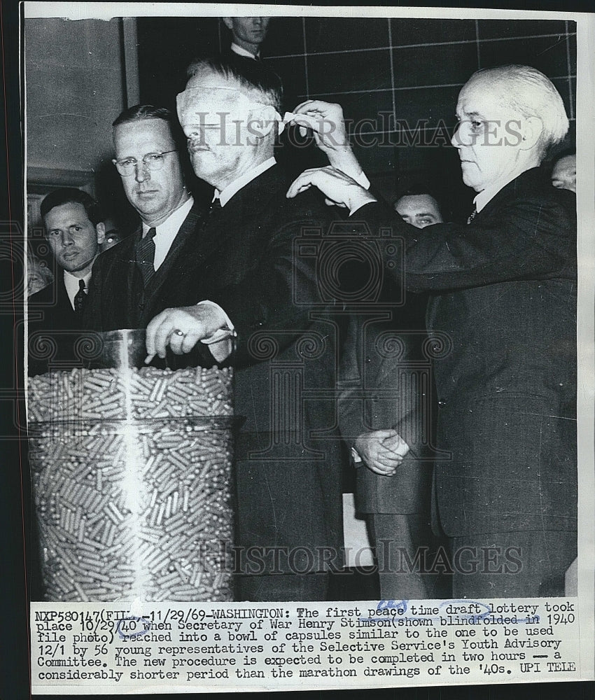 1940 Press Photo Sec. of War H. Stimson during the 1st peace time draft lottery. - Historic Images