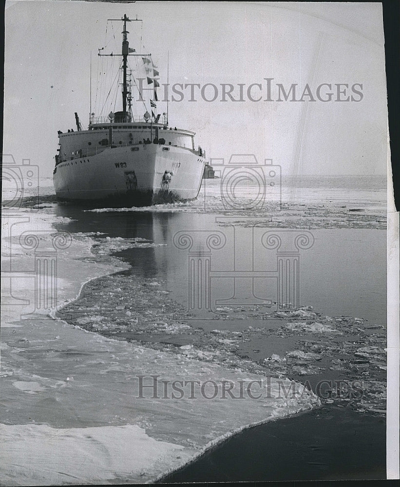 1961 Press Photo The USCGC Mackinaw picks up crashed plane in icy Lake Michigan - Historic Images