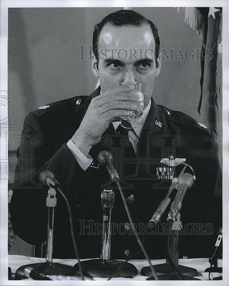 1973 Press Photo Former POW Russell E Temperley At News Conference - Historic Images