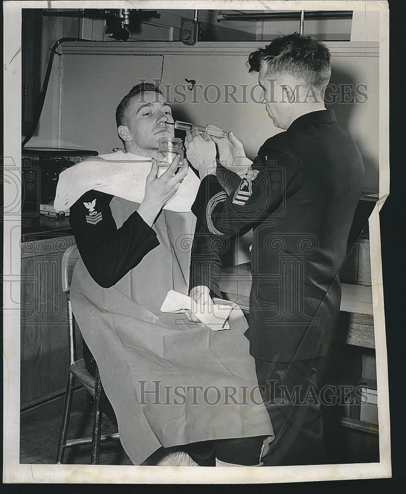 1955 Press Photo Recruit Co 5 at Great Lakes Naval Traing station &amp; a nasal wash - Historic Images