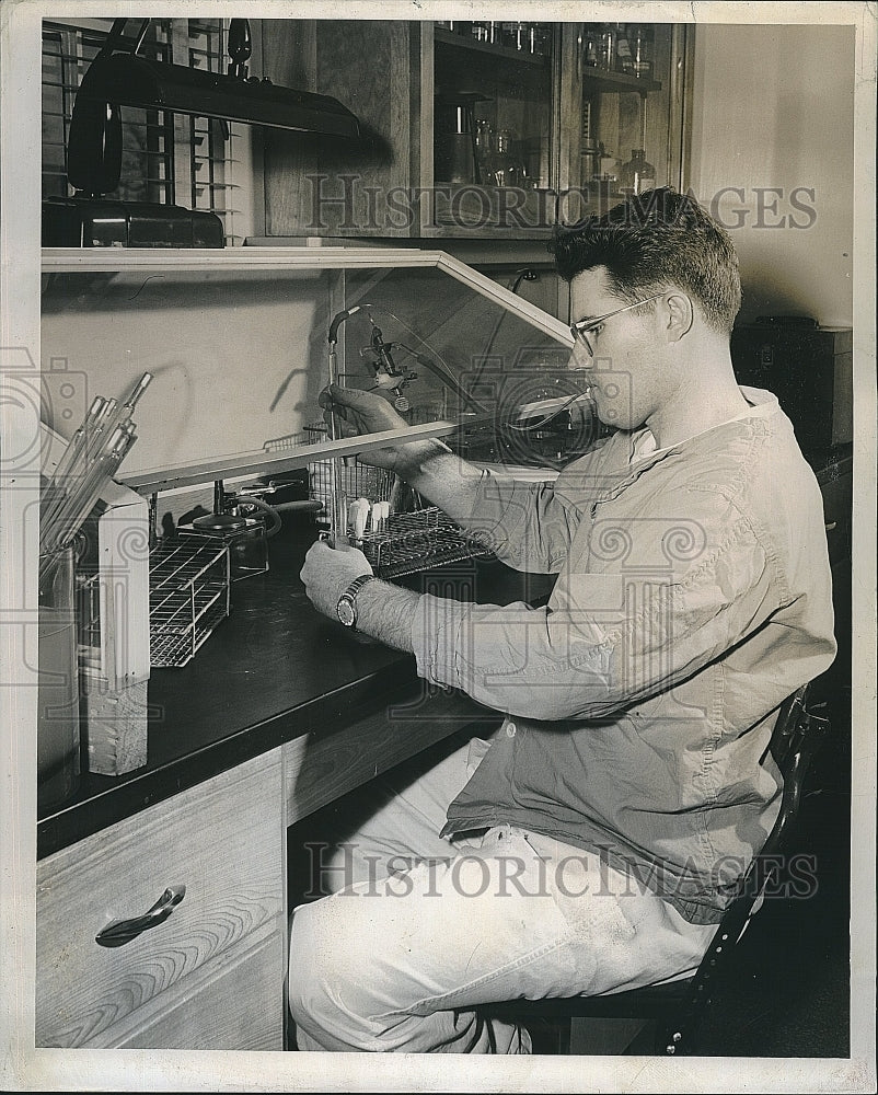 1955 Press Photo Tech at Navy medical research unit - Historic Images