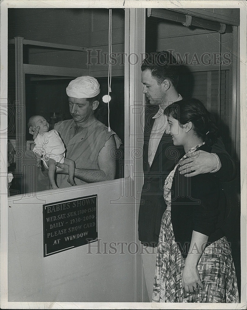 1955 Press Photo Rob Brown ,hospital corpsman &amp; baby &amp; young couple - Historic Images