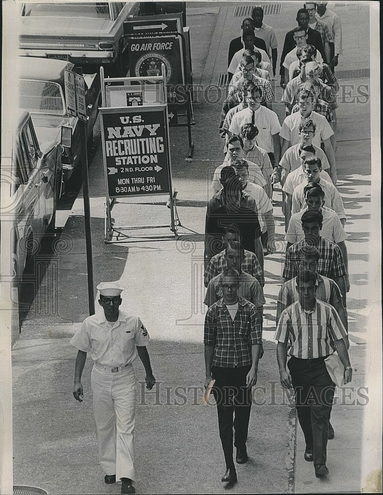 1965 Press Photo Navy Recruits head to boot camp at Great Lakes Naval Center - Historic Images