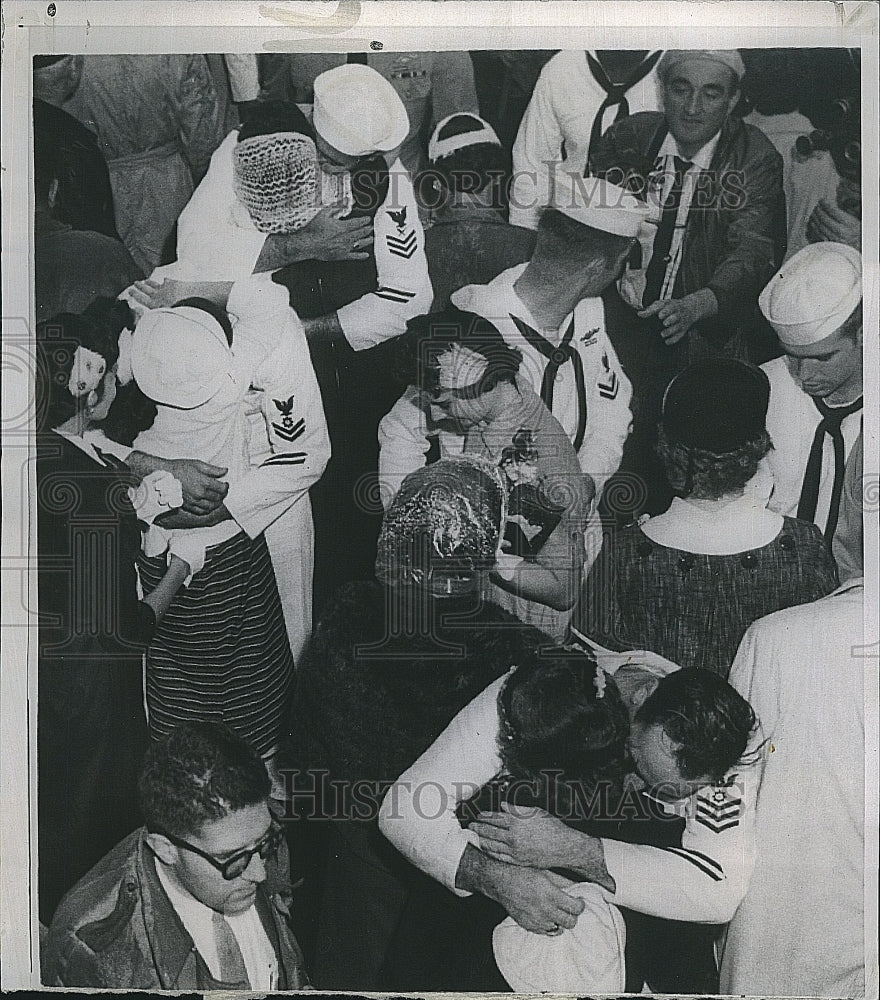 1958 Press Photo Kiss USS Nautilus with wives Brookleyn Navy - Historic Images