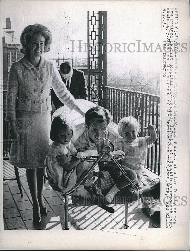 1964 Press Photo Senator Edward Kennedy and Family - Historic Images