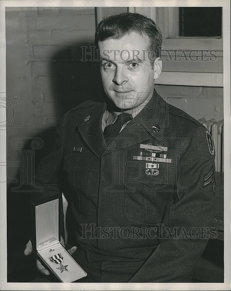 1953 Press Photo Corporal Richard F Clancey receives his Silver Star - Historic Images