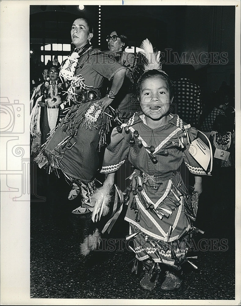 1987 Press Photo Native American Women Dance at Chicago American Indian Powwow - Historic Images