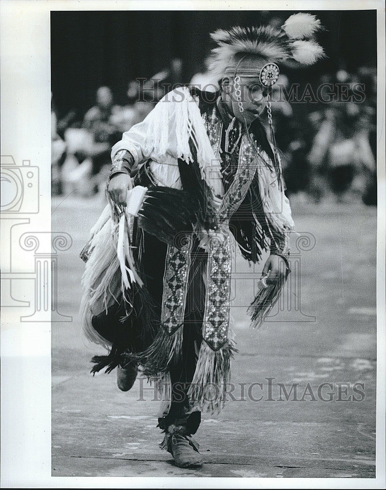1991 Press Photo Native American Dancer at University Illinois Chicago Powwow - Historic Images