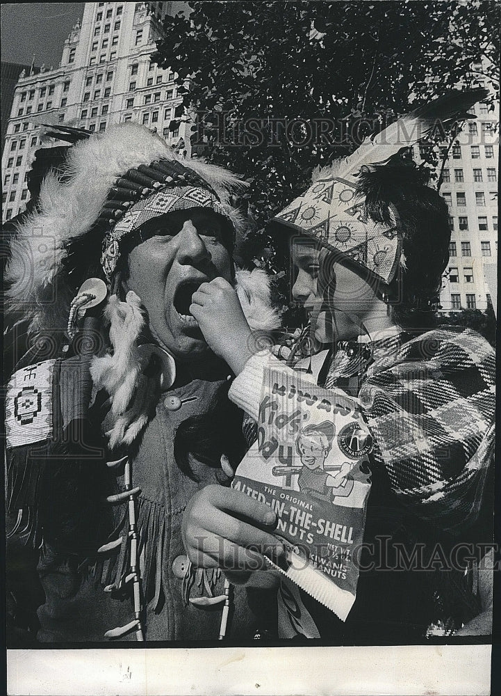 1971 Press Photo Native Americans Amy Zandberg, Chief White Eagle Eat Peanuts - Historic Images