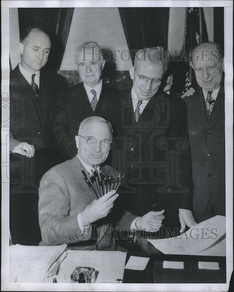 1946 Press Photo President Harry Truman Signs Full Employment Bill - Historic Images