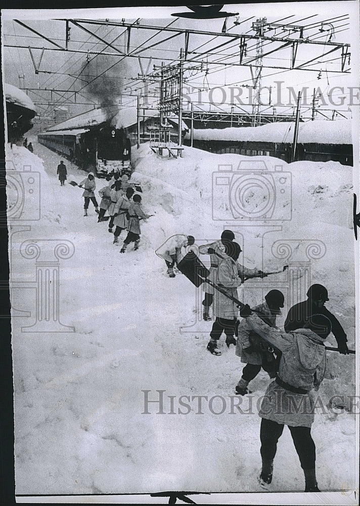 1963 Press Photo Japanese Self-Defence Forces Clearing Snow Nagaoka Station - Historic Images