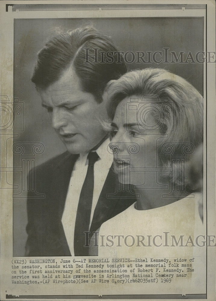 1969 Press Photo Ethel, Ted Kennedy at Robert F. Kennedy Memorial Service - Historic Images