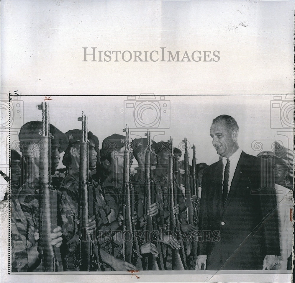 1961 Press Photo Vice-Pres.Lyndon Johnson arrived in Saigon Airport. - Historic Images