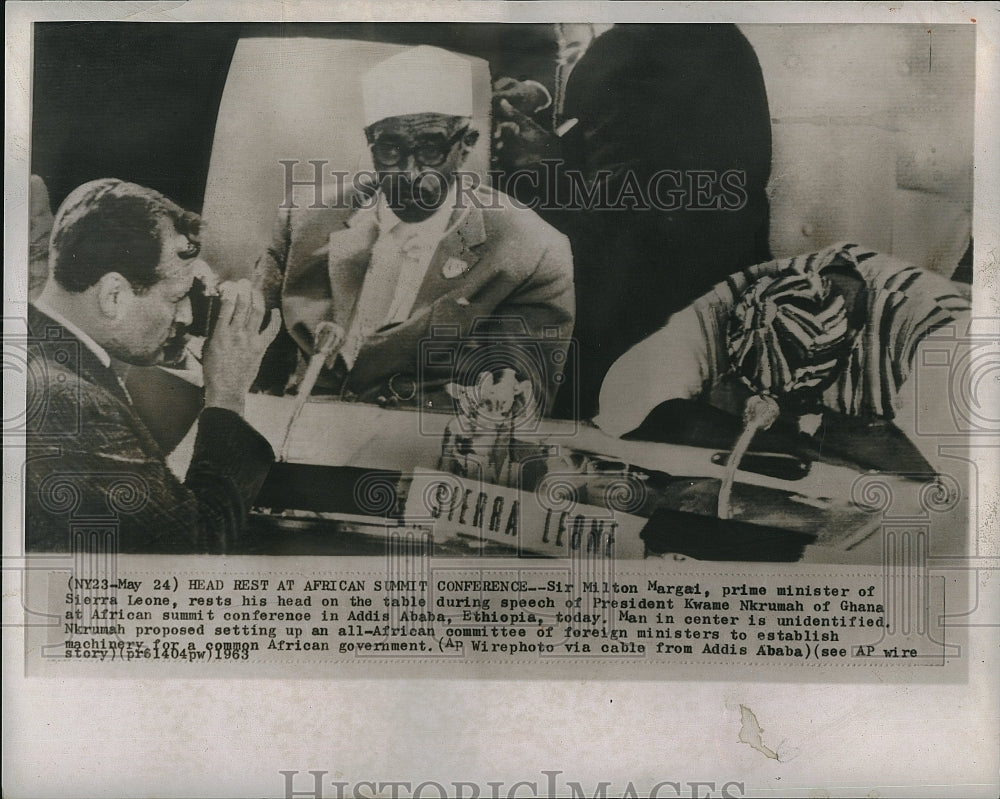 1963 Press Photo Sir Milton Margai, Africa Prime Mister rest his heads. - Historic Images