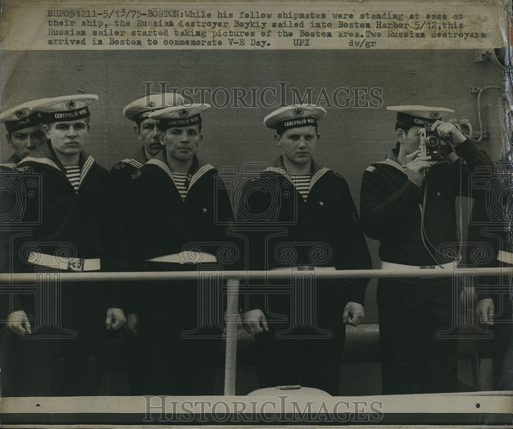 1975 Press Photo Russian sailors of destroyer Boykiy arriving at Boston Harbor - Historic Images
