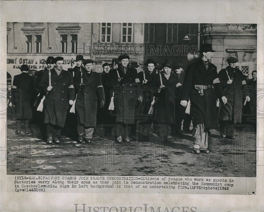 1948 Press Photo Citizens of Prague work as guards - Historic Images