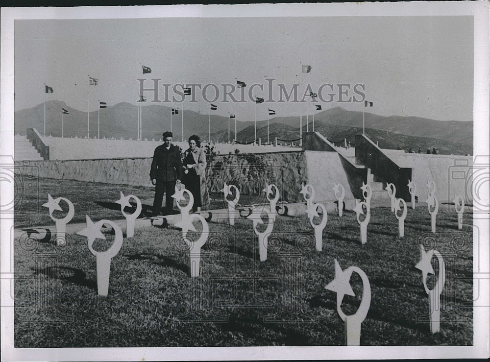 1953 Press Photo Pusan Cemetery, Korean War, Raymond Fritz, Virginia Richardson - Historic Images
