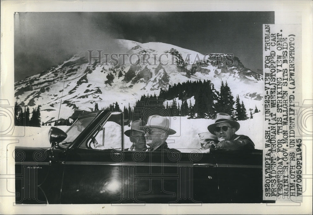 1945 Press Photo President Truman, Governor Mon Wallgren, View Mt. Rainier - Historic Images