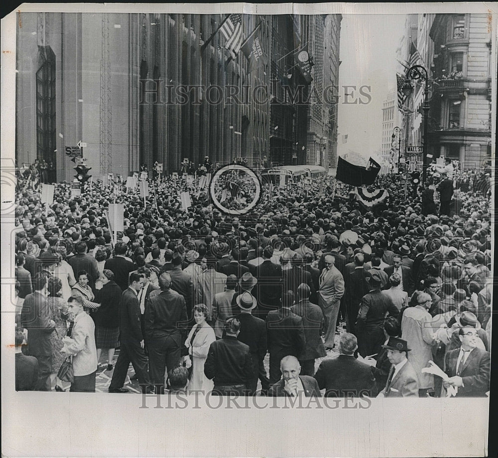 1960 Press Photo Senator Kennedy Heading Up Broadway In New York As Crowd Watch - Historic Images