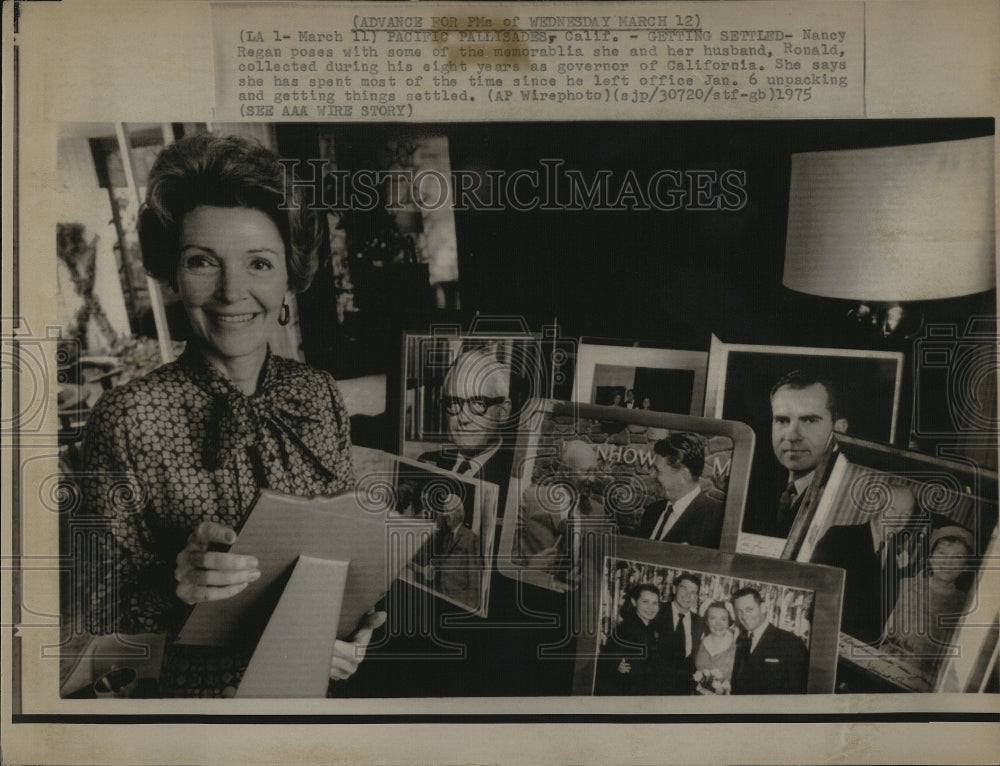 1975 Press Photo Mrs.Nancy Regan with her memorabilia of her Husband - Historic Images