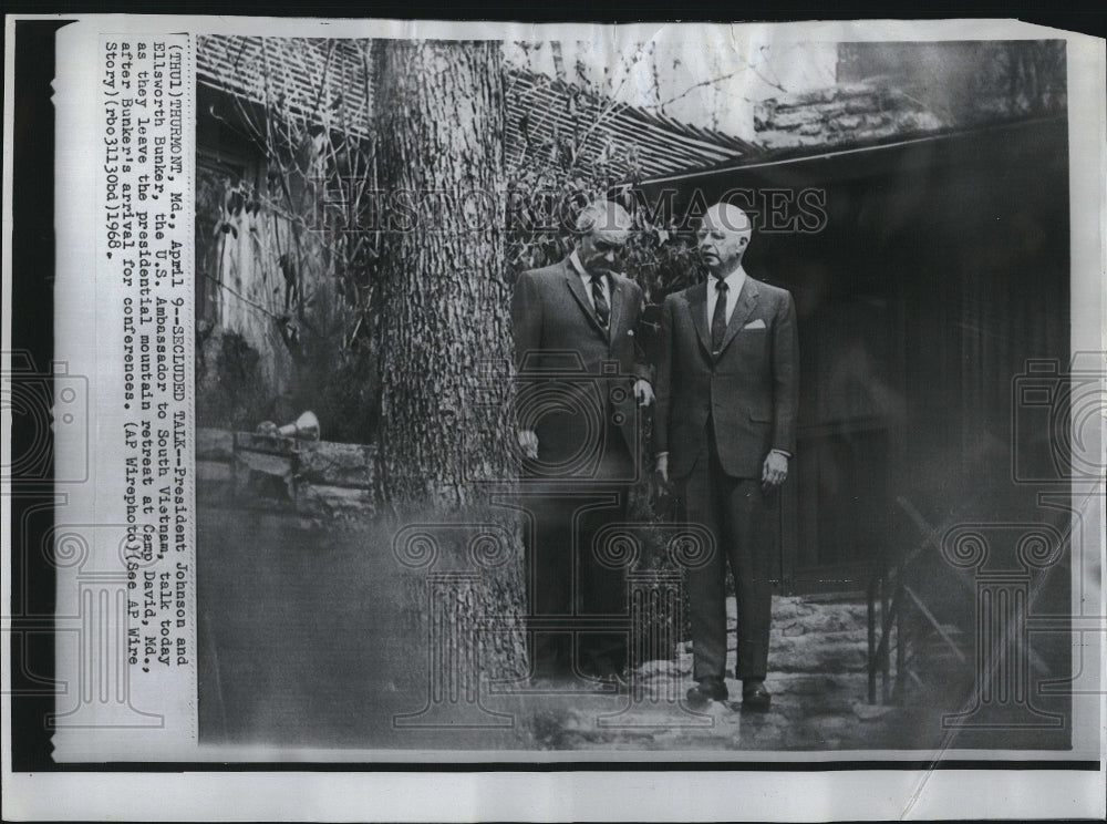 1968 Press Photo President Lyndon B Johnson Ellsworth Bunker Camp David Retreat - Historic Images