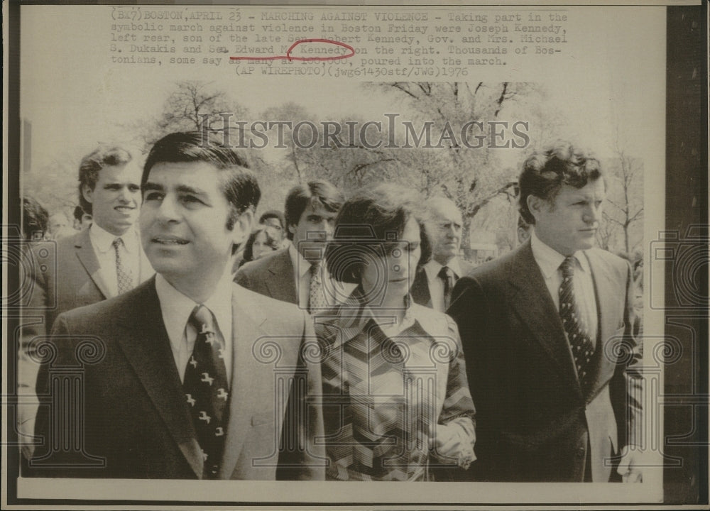 1976 Press Photo Joseph Kennedy, Governor Michael S. Dukakis, Edward M. Kennedy - Historic Images
