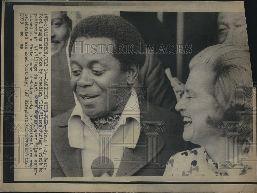1984 Press Photo Comedian Flip Wilson with First Lady Betty.Ford. - Historic Images