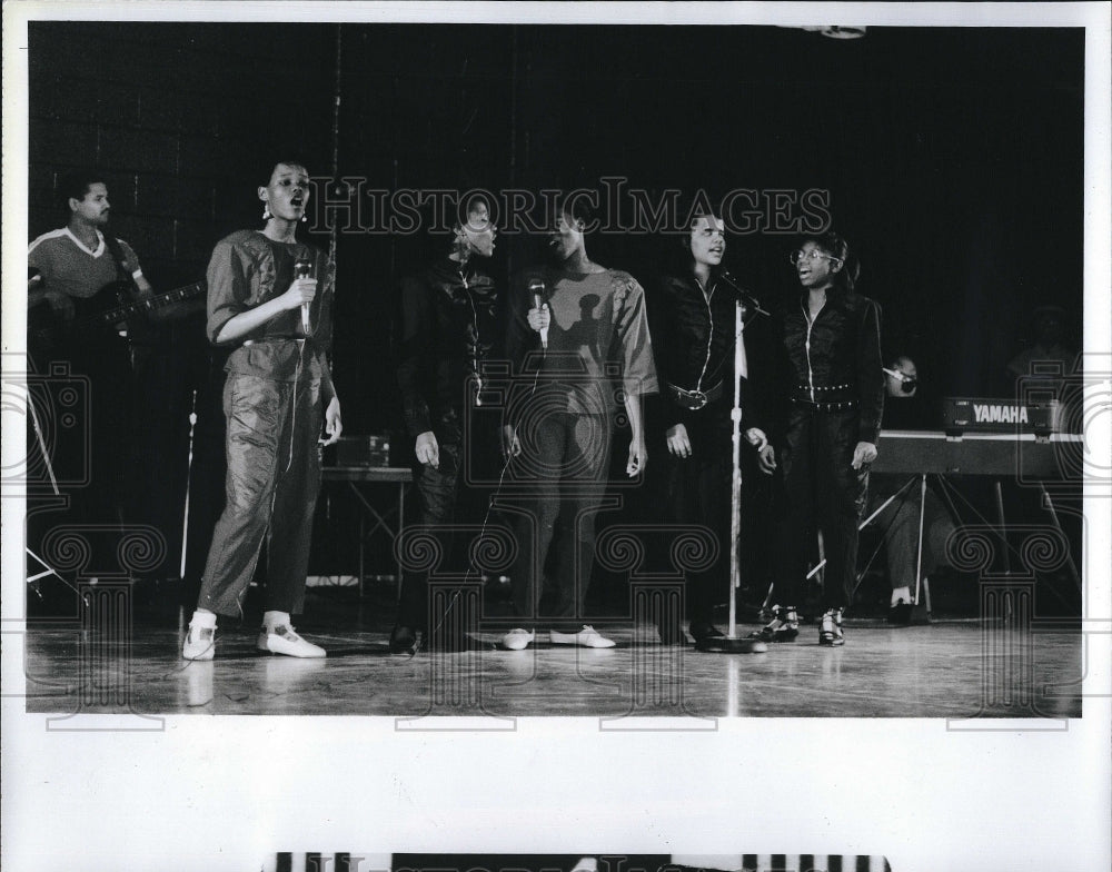 1984 Press Photo Detroit Dolls performed at Middlehurst Middle School. - Historic Images
