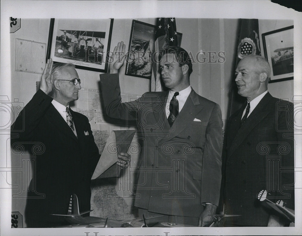 1940 Press Photo Elliot Roosevelt  taking oath as Capt.Army Specialist Reserved. - Historic Images