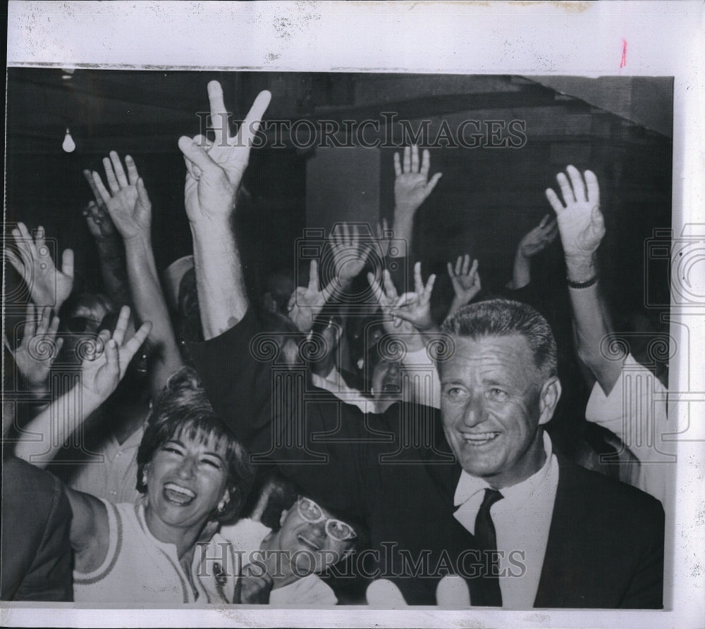 1965 Press Photo Elliot Roosevelt  with supporters in Victory Sign in Miami. - Historic Images