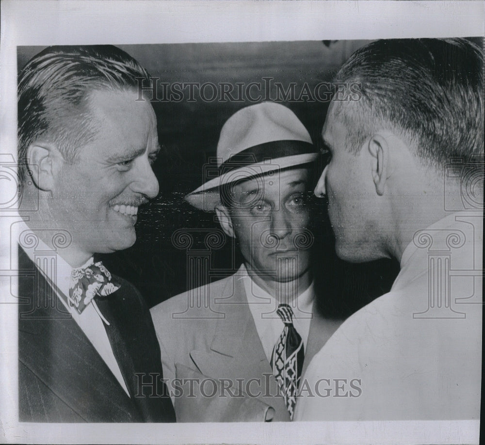 1947 Press Photo Elliot Roosevelt, son of Pres. with talked with reporters. - Historic Images