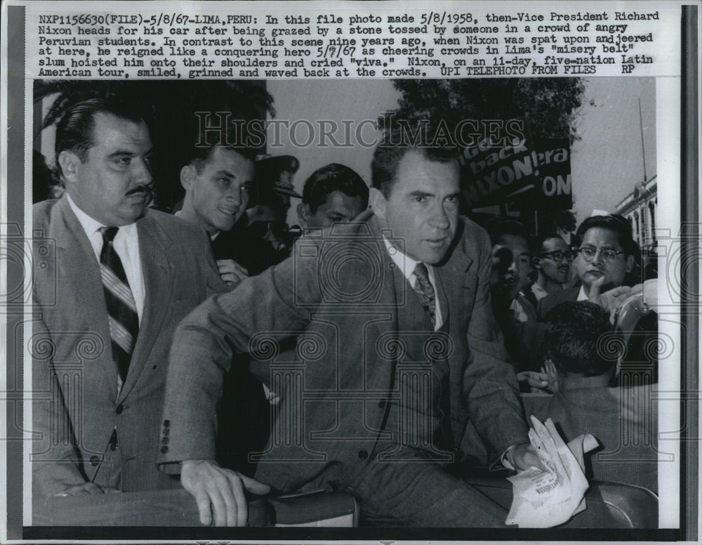 1967 Press Photo VP Richard Nixon rushing to his car as angry Peruvian students - Historic Images