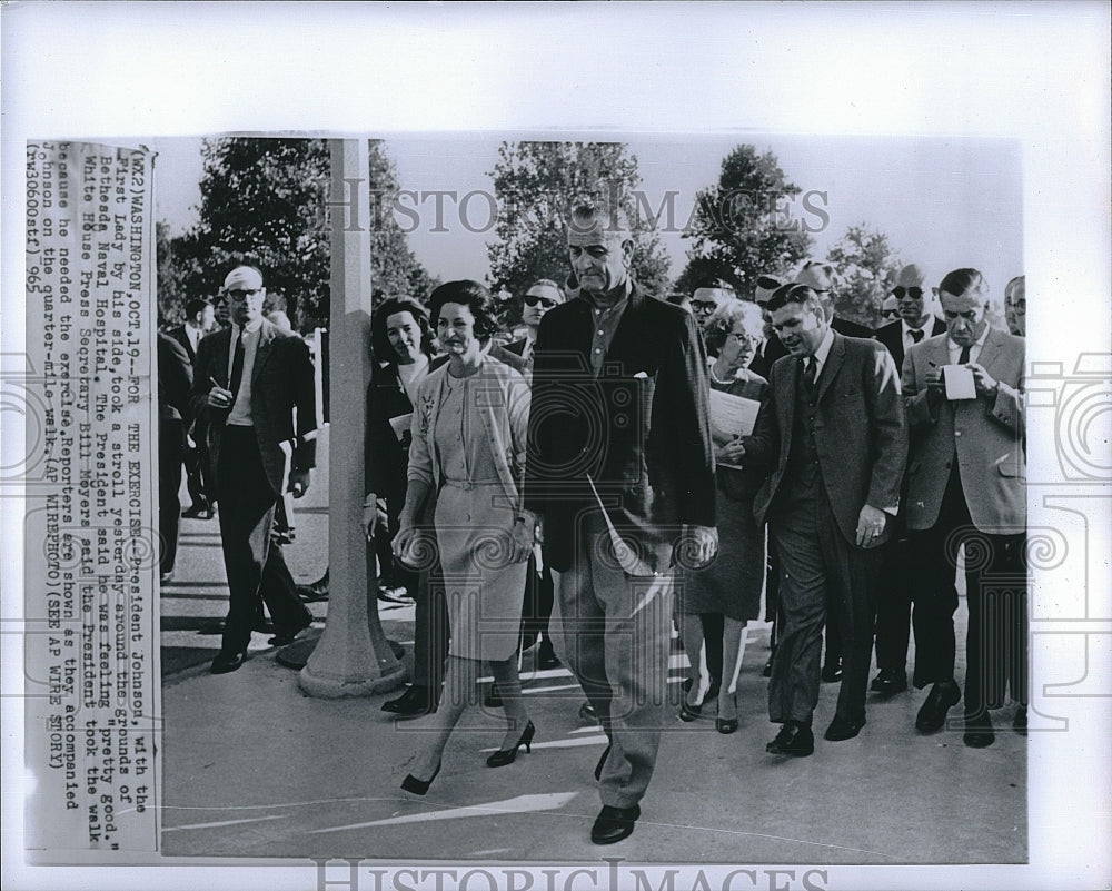 1965 Press Photo Pres Lyndon Johnson w/ First Lady strolling the grounds - Historic Images