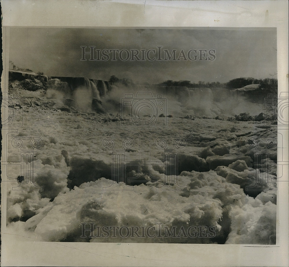 1967 Press Photo 60 feet of snow covering the Niagara River at the base of - Historic Images