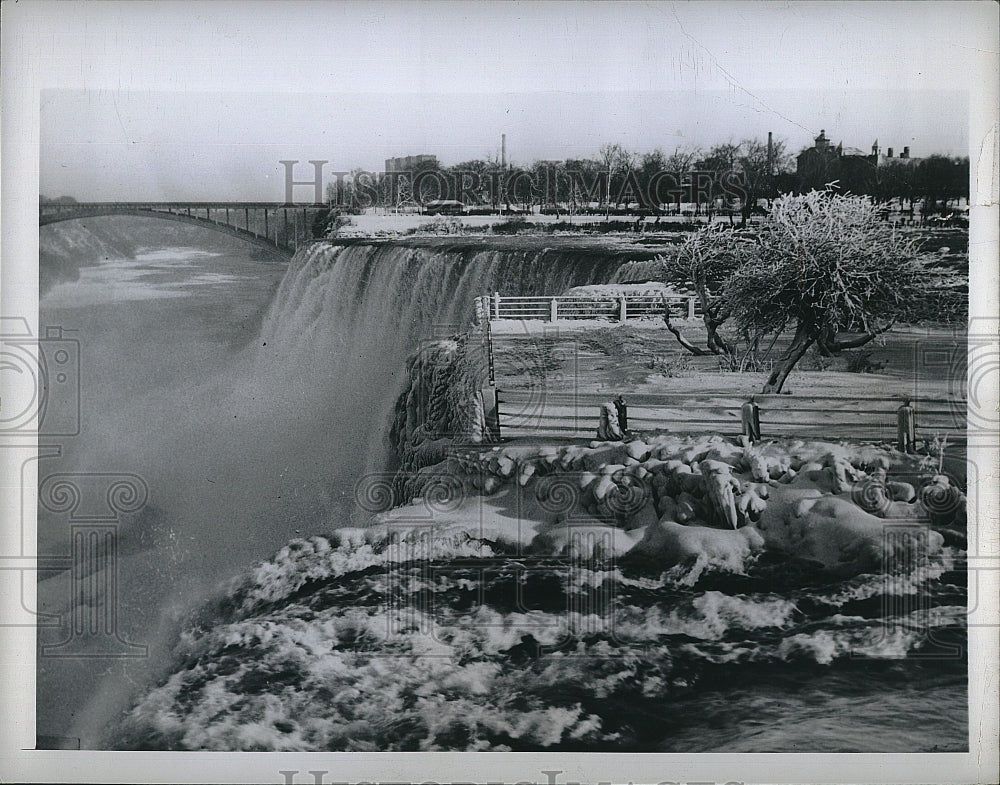 1948 Press Photo A scene from the Niagara Falls during winter - Historic Images