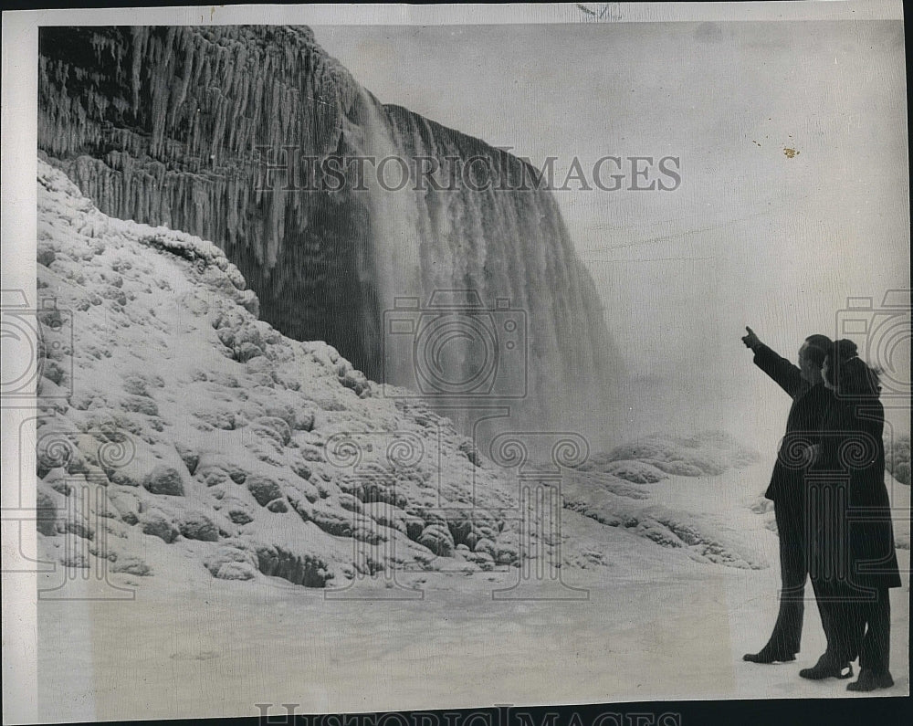 1947 Press Photo John Muir &amp; wife Lila admiring the Niagara Falls during winter - Historic Images