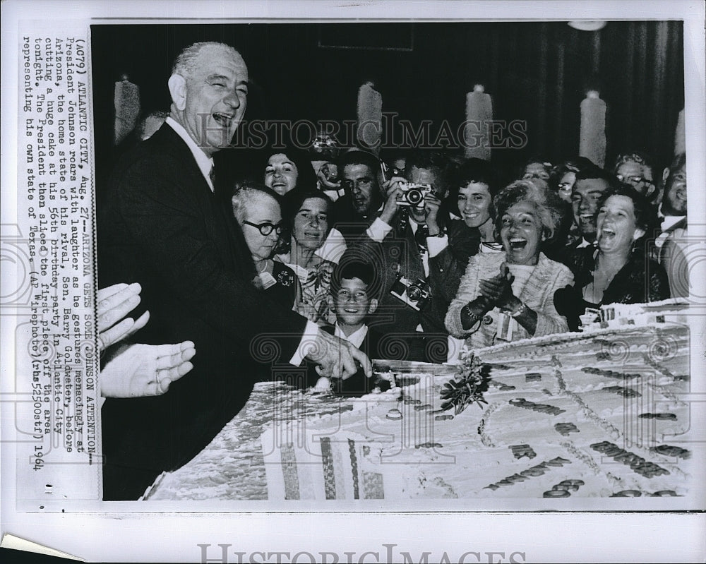 1964 Press Photo Pres.Lyndon Johnson cutting his 56th Birthday Cake. - Historic Images