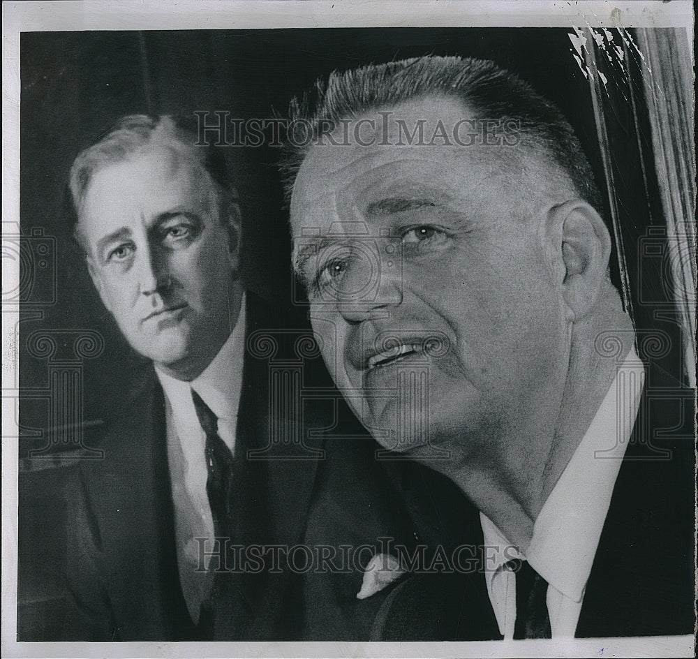 1965 Press Photo Elliot Roosevelt  posed beside father&#39;s portrait Pres.Roosevelt - Historic Images