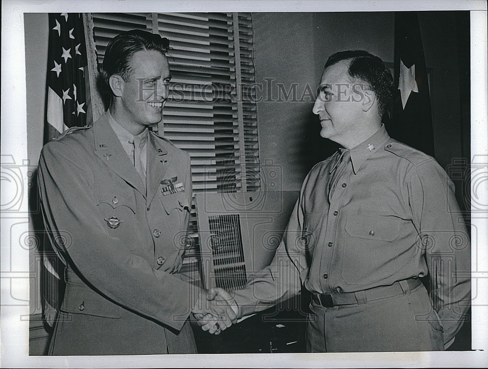 1943 Press Photo Col. Elliot Roosevelt, greeted  by Col.Stanley Grogan, - Historic Images