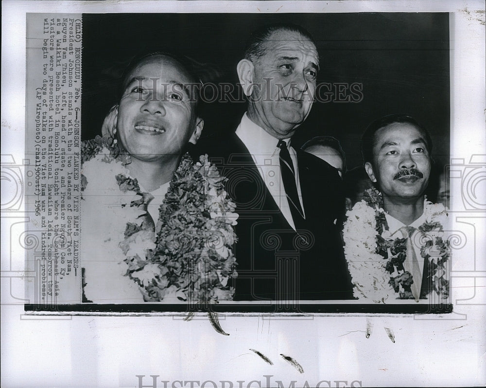 1966 Press Photo Pres.Lyndon  Johnson with two South Vietnam Leaders. - Historic Images